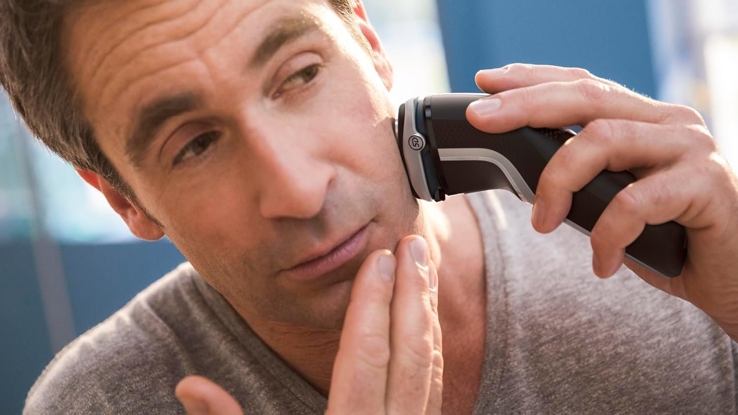 Philips Norelco Shaver 3800, Rechargeable Wet & Dry Shaver with Pop-up Trimmer, Charging Stand and Storage Pouch